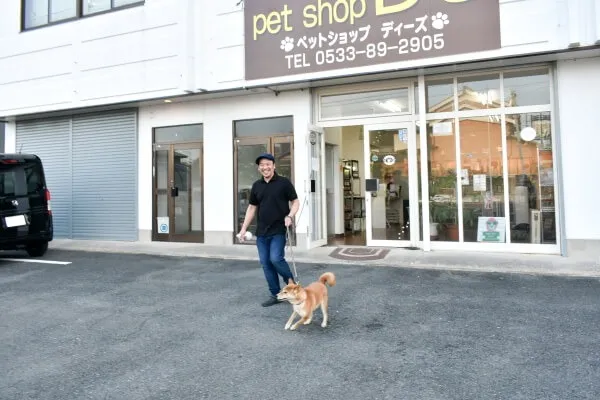 お散歩コースは住宅街の中を通ります